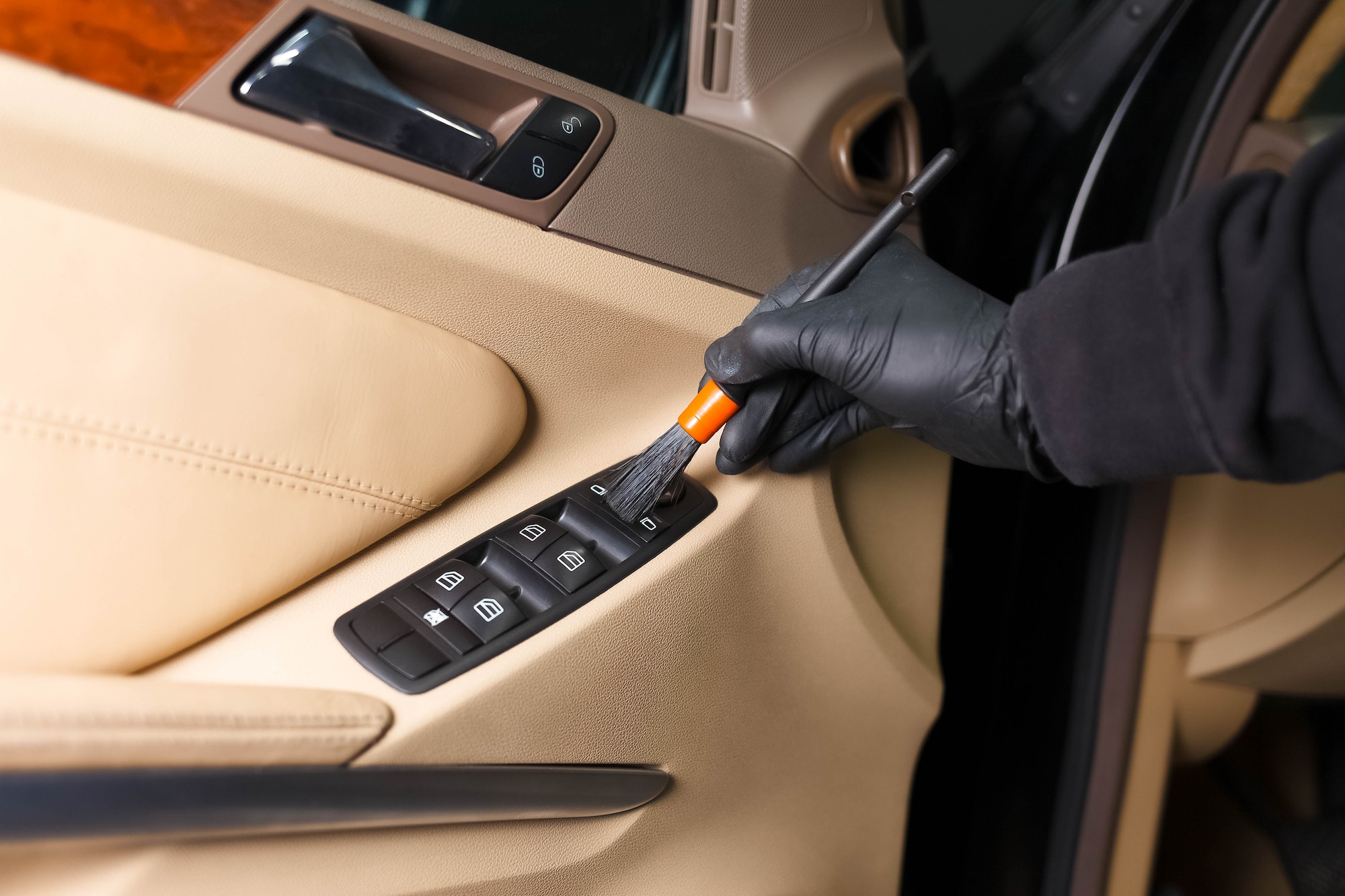 Nettoyer plastiques intérieurs de la voiture - Astuce Auto: Nettoyage  intérieur facile 